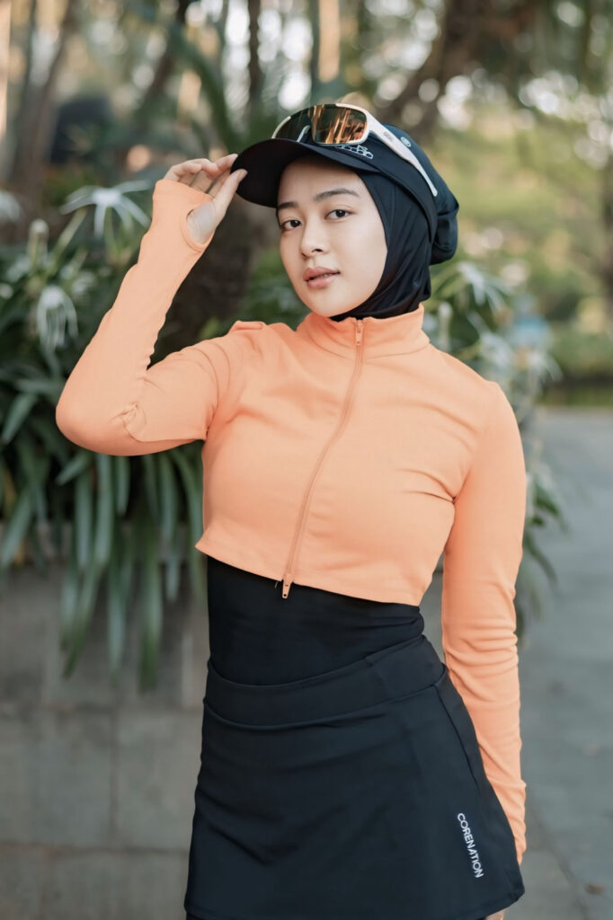 Amanda Arum Sari Seksi Run Hijab Cropstop ketat slim fit