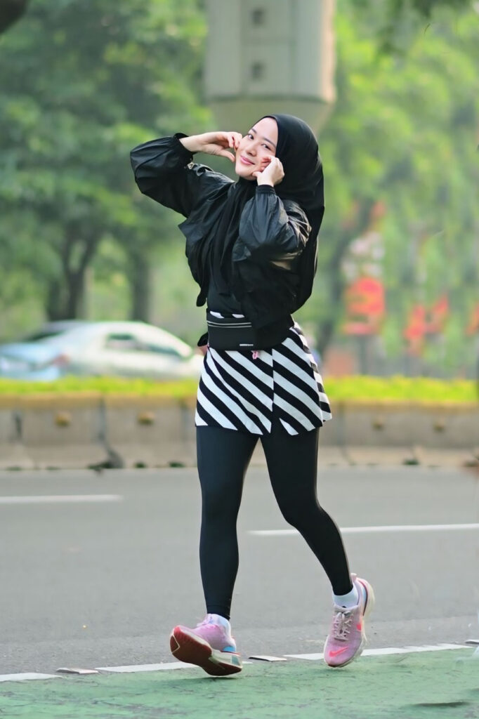 Amanda Arum Sari Seksi Run Hijab Legging hitam rok Mini hitam