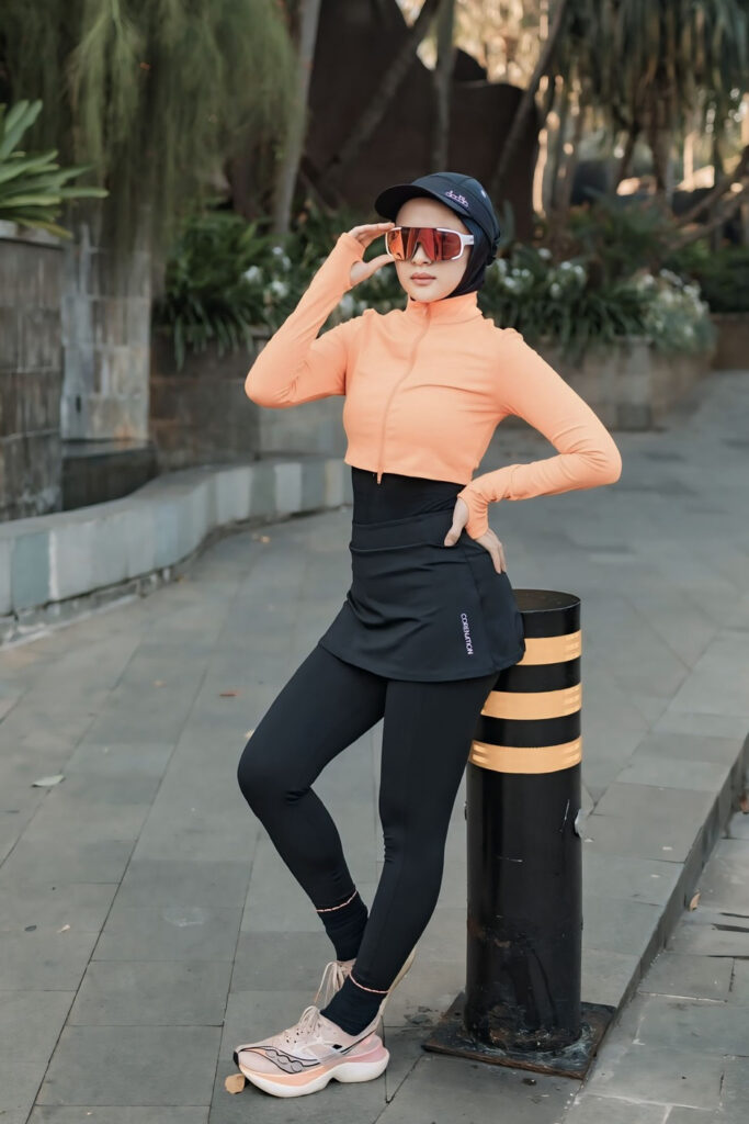 Amanda Arum Sari Seksi Run Hijab Pose membusungkan dada manis Legging hitam