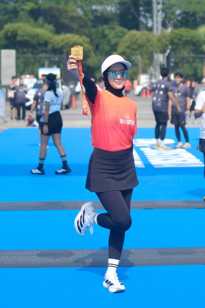 Amanda Arum Sari Seksi Run Hijab Rok manis mini