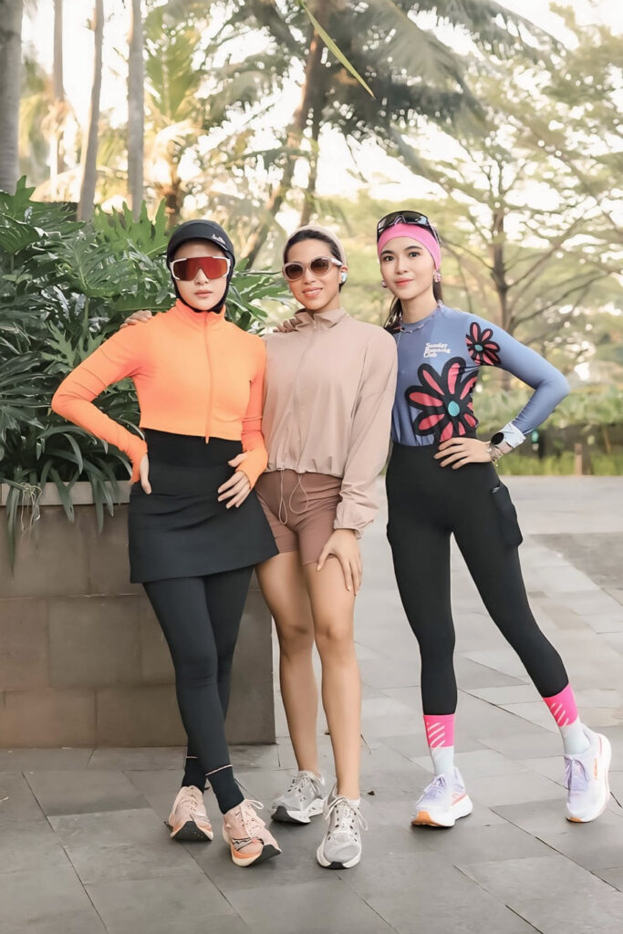 Amanda Arum Sari Seksi Run Hijab kaki jenjang manis hitam