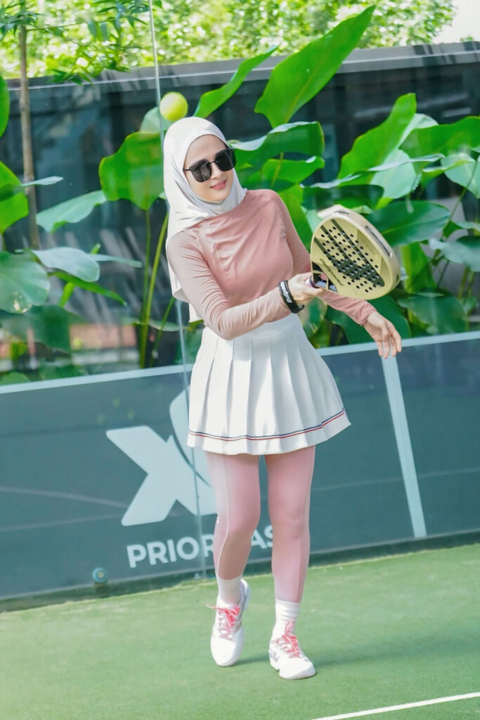 Amanda Arum Sari Seksi Run Hijab ketat dan seksi Nude legging