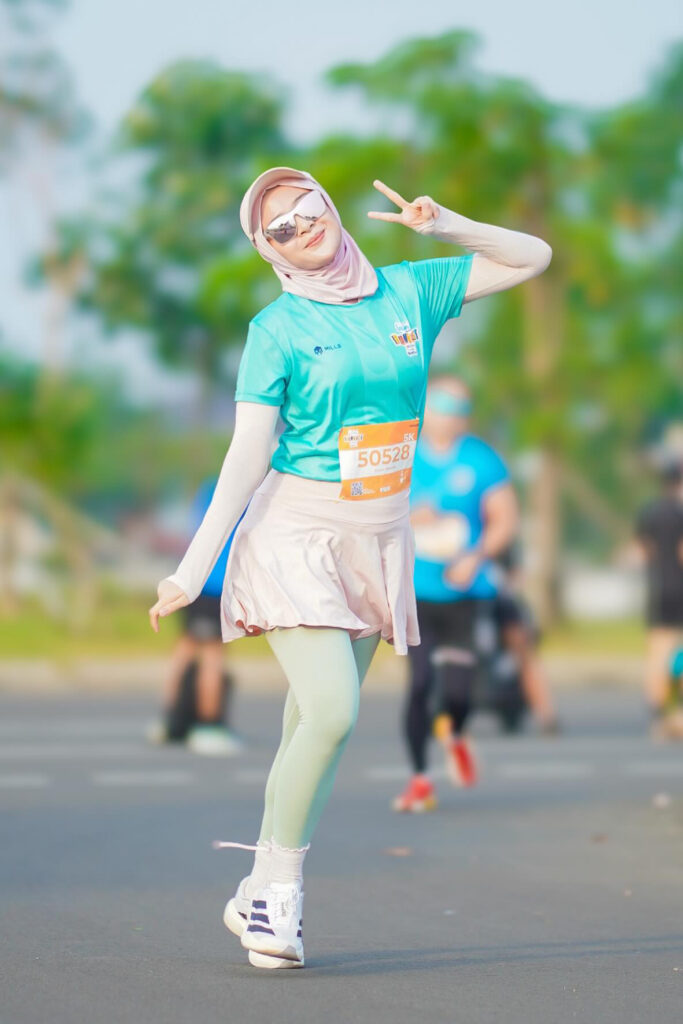 Amanda Arum Sari Seksi Run Hijab legging hijau ketat