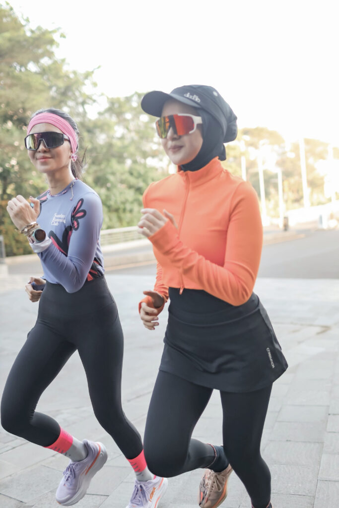 Amanda Arum Sari Seksi Run Hijab legging hitam ketat