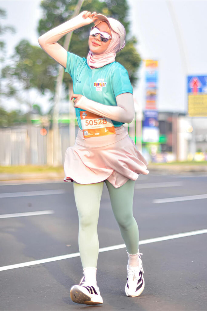 Amanda Arum Sari Seksi Run Hijab pose manis menggoda rok mini nude