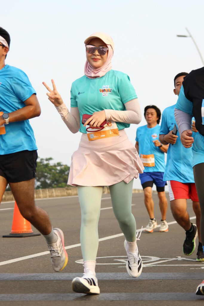 Amanda Arum Sari Seksi Run Hijab rok mini