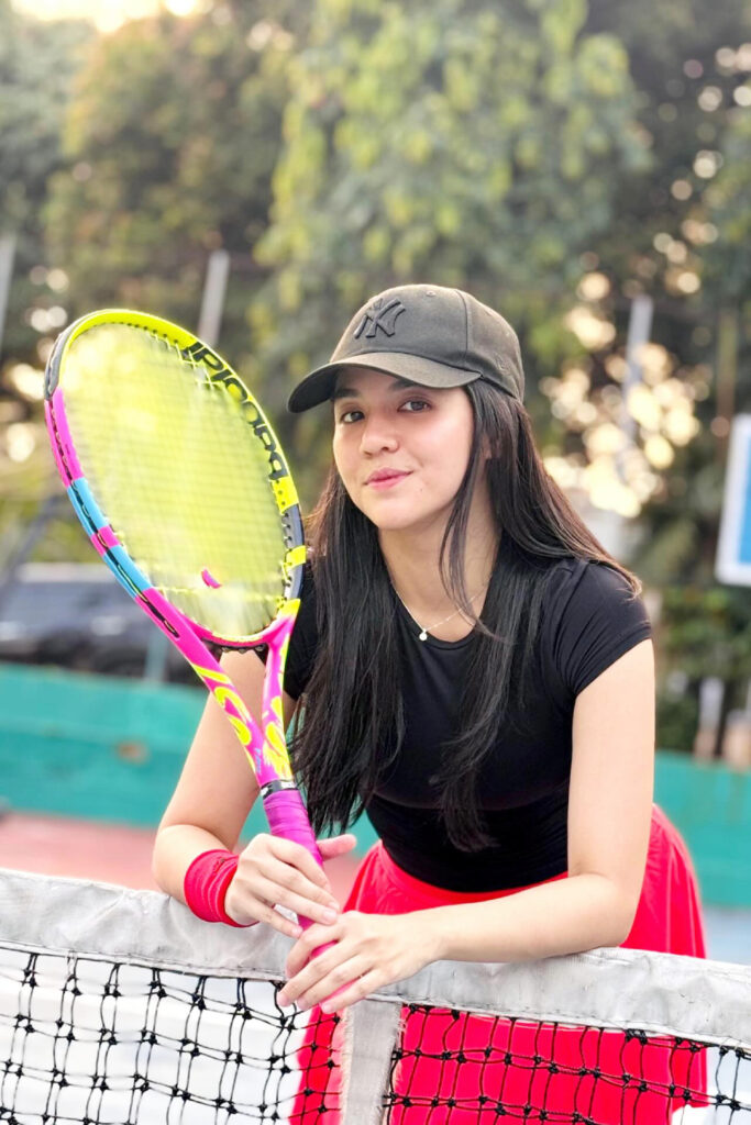 DJ Una seksi di lapangan tenis nungging
