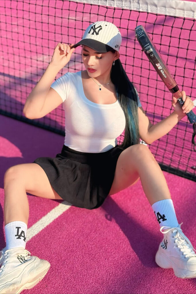 Foto Padel Seksi Sensual DJ Amoy Karamoy Pose duduk buka paha lebar