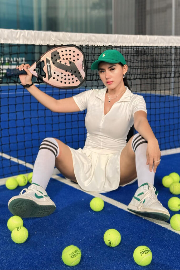 Foto Padel Seksi Sensual DJ Amoy Karamoy Rok Mini Putih seksi