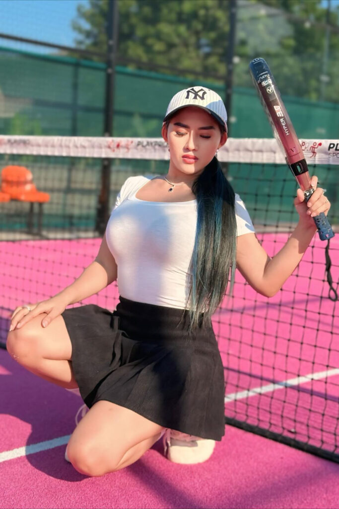 Foto Padel Seksi Sensual DJ Amoy Karamoy pose jongkok baju ketat