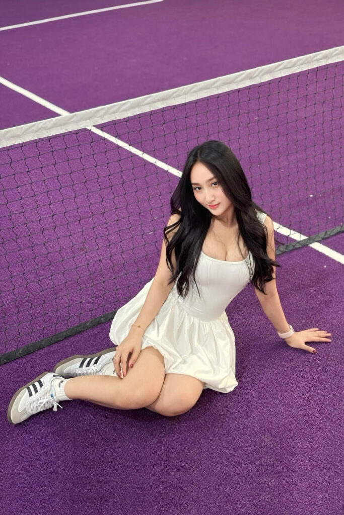 Foto Seksi Sandrina Mazaya Padel Duduk pose menggoda