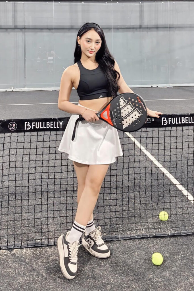 Foto Seksi Sandrina Mazaya Padel Kaki silang Sport bra