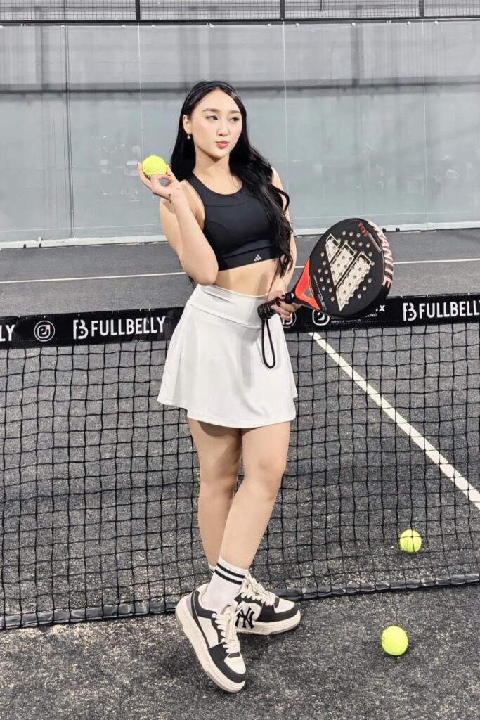 Foto Seksi Sandrina Mazaya Padel Pamer Bola Tenis
