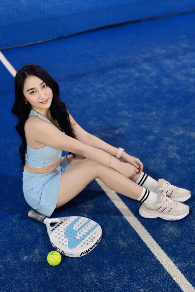 Foto Seksi Sandrina Mazaya Padel Pose duduk menggoda