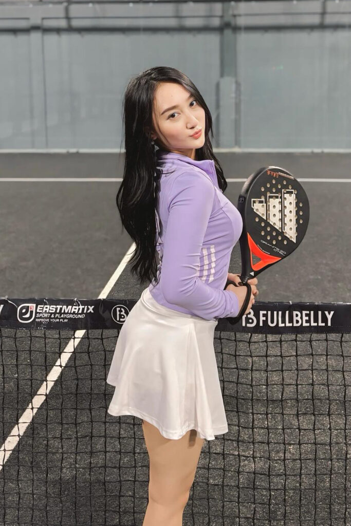 Foto Seksi Sandrina Mazaya Padel pose nungging rok mini