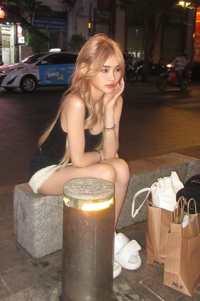 Foto Seksi Selebgram Catheez Duduk Paha Mulus