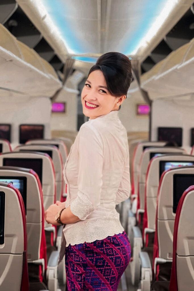 Yulianti Yanti Palinggi Pramugari Seksi Lion Air Back Pose seksi