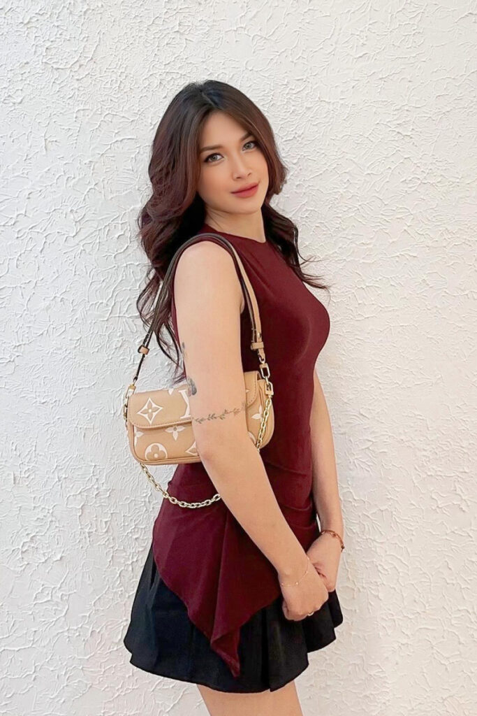 Yulianti Yanti Palinggi Pramugari Seksi Lion Air Rok Mini Hitam