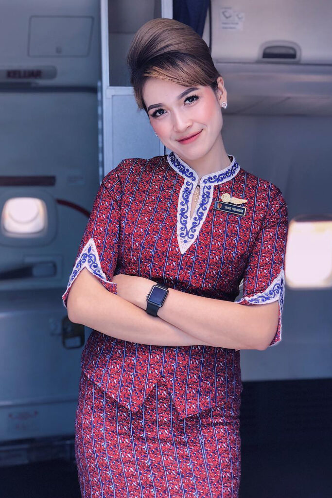 Yulianti Yanti Palinggi Pramugari Seksi Lion Air Seragam di Pesawat