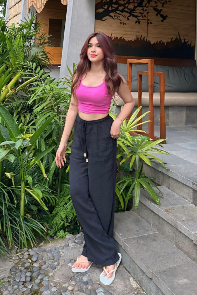 Yulianti Yanti Palinggi Pramugari Seksi Lion Air Tanktop Pink Hot