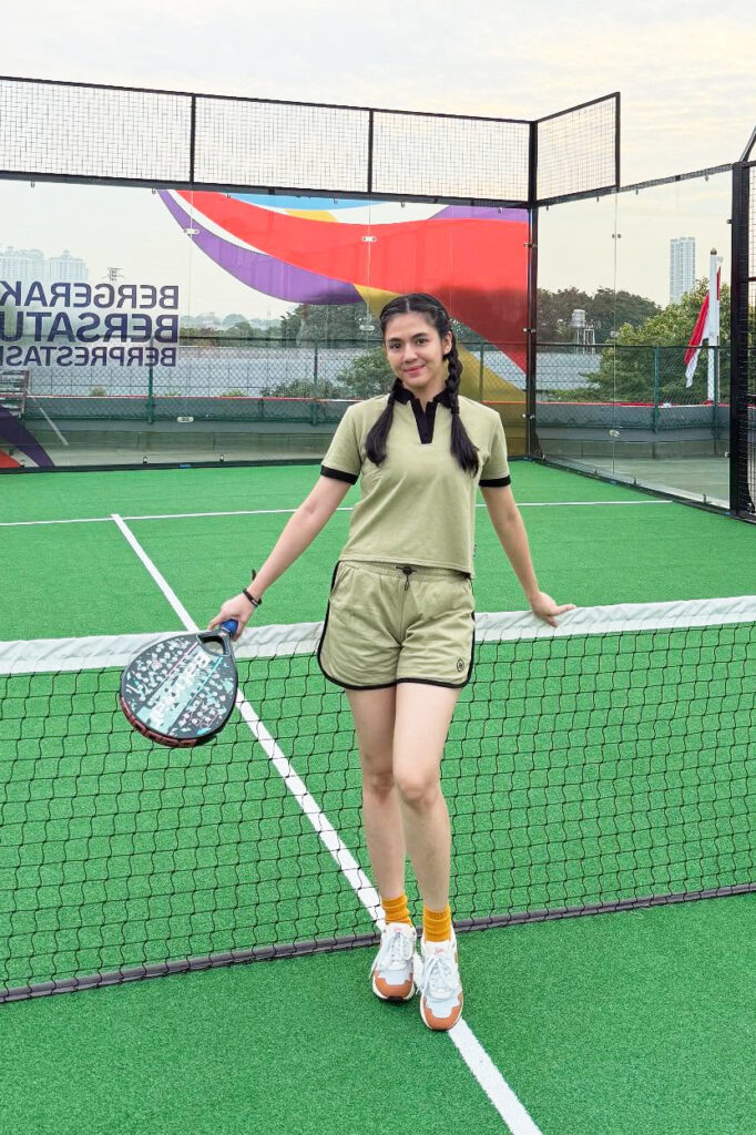 pose seksi Putri Una saat olahraga paha mulus