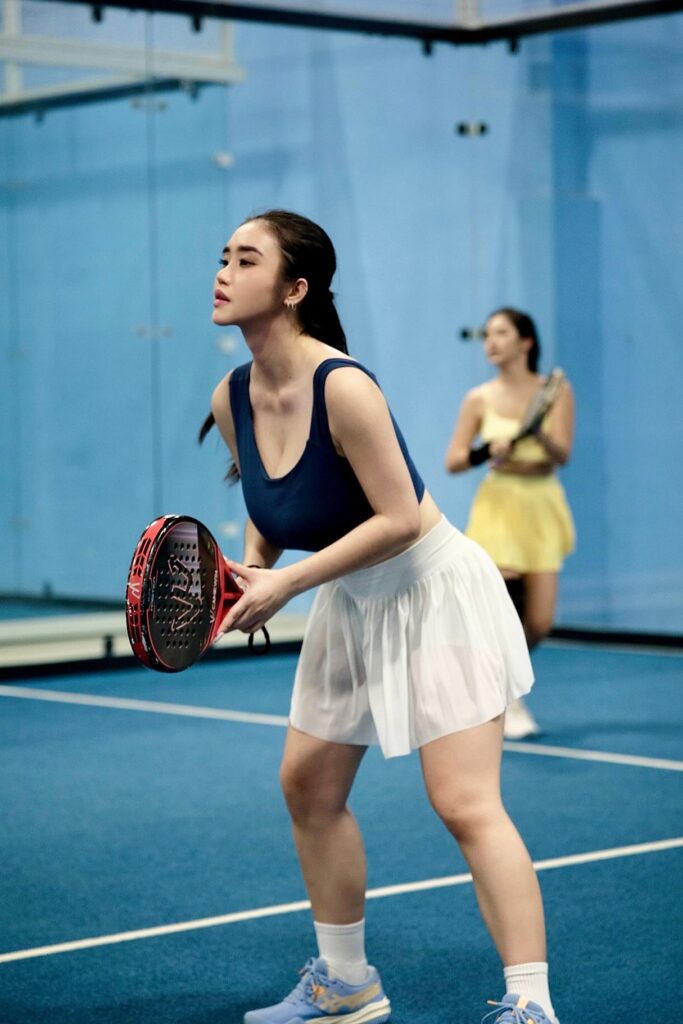 Anastasya Khosasih Foto Padel Seksi Toge Tanktop Biru Ketat Rok Mini Putih Hot