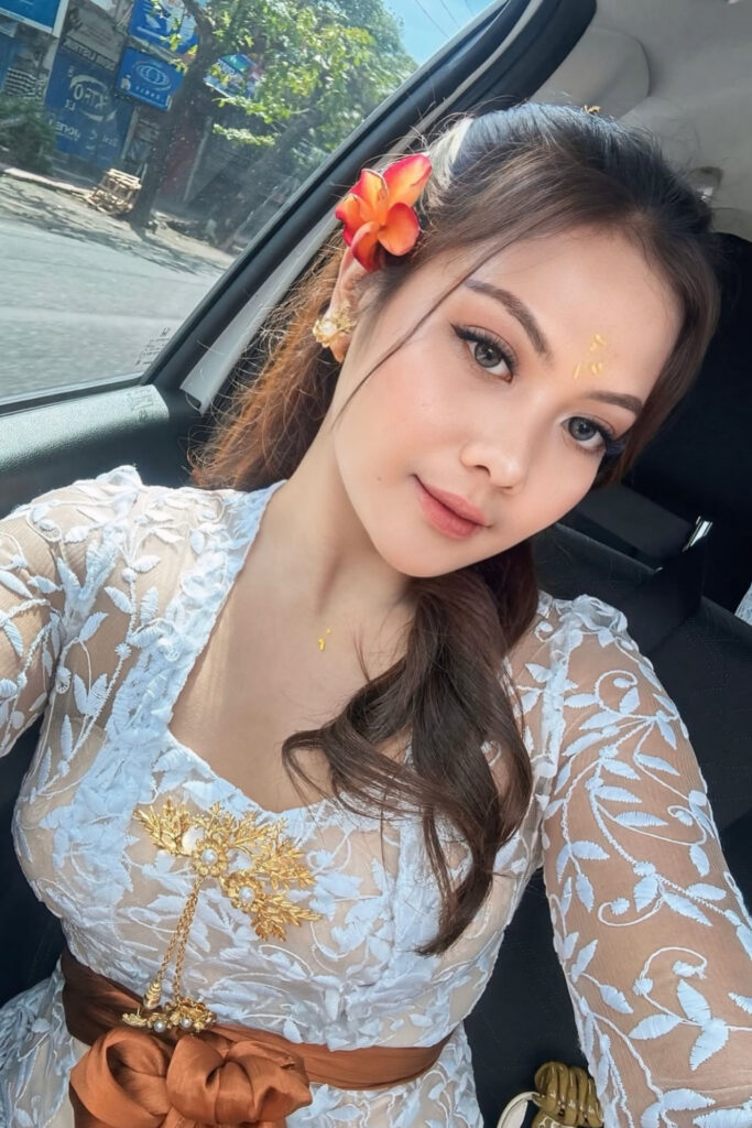 Jegek Bali Gadis Bali Kebaya Seksi selfie dalam mobil seksi