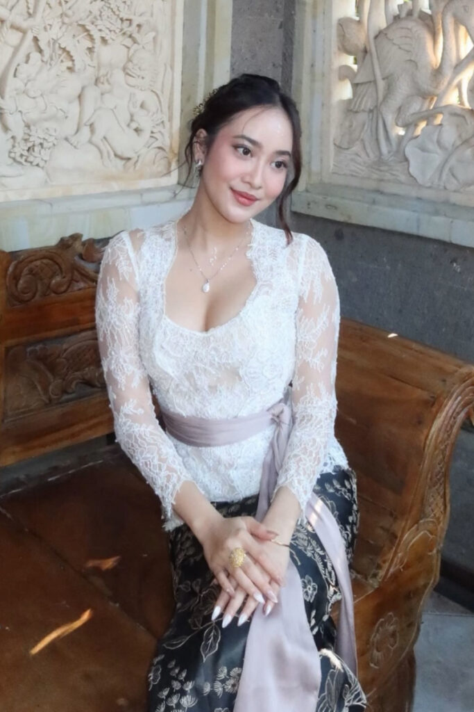 Kebaya Putih Seksi Cewek Bali