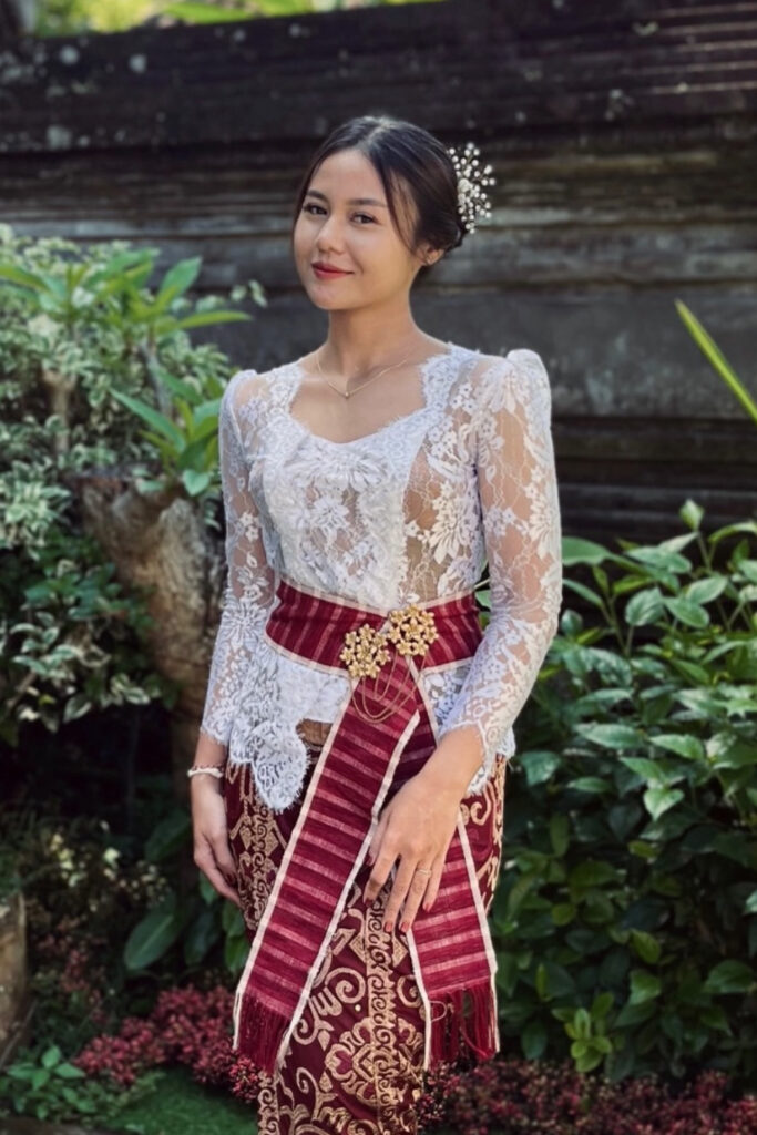 Kebaya Putih Seksi Imut Manis Senyum Sensual