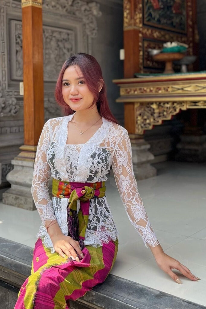 Kebaya Putih Seksi Polos Imut Lugu Kemben Hitam