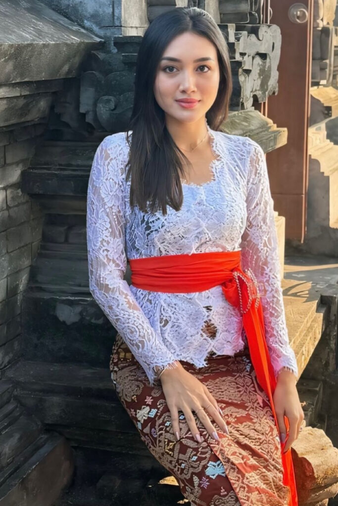 Kebaya Putih Seksi Religius Sembah Hyang di Pura