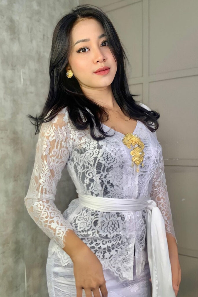 Kebaya Putih Seksi Senyum Indah dan sensual di dalam kaamr kos