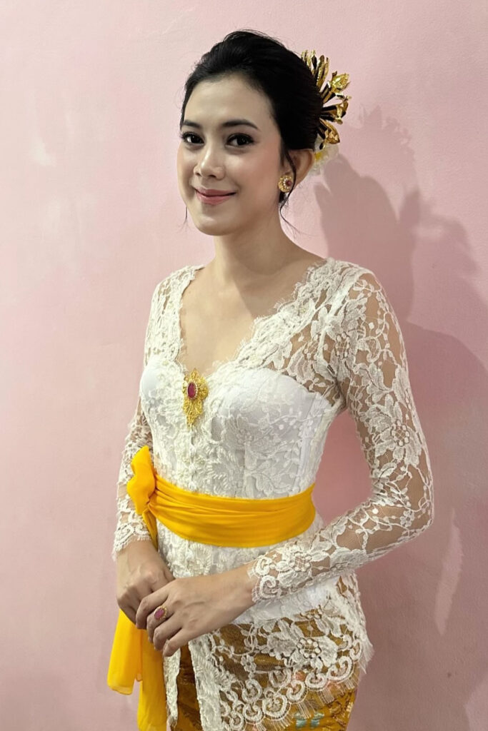 Kebaya Putih Seksi Tocil imut dan manis