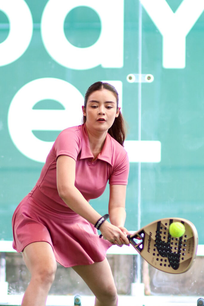 Outfit Rok Mini Seksi Baju Kaos Ketat PAdel Sylvia Genpati Pose keren pukul bola