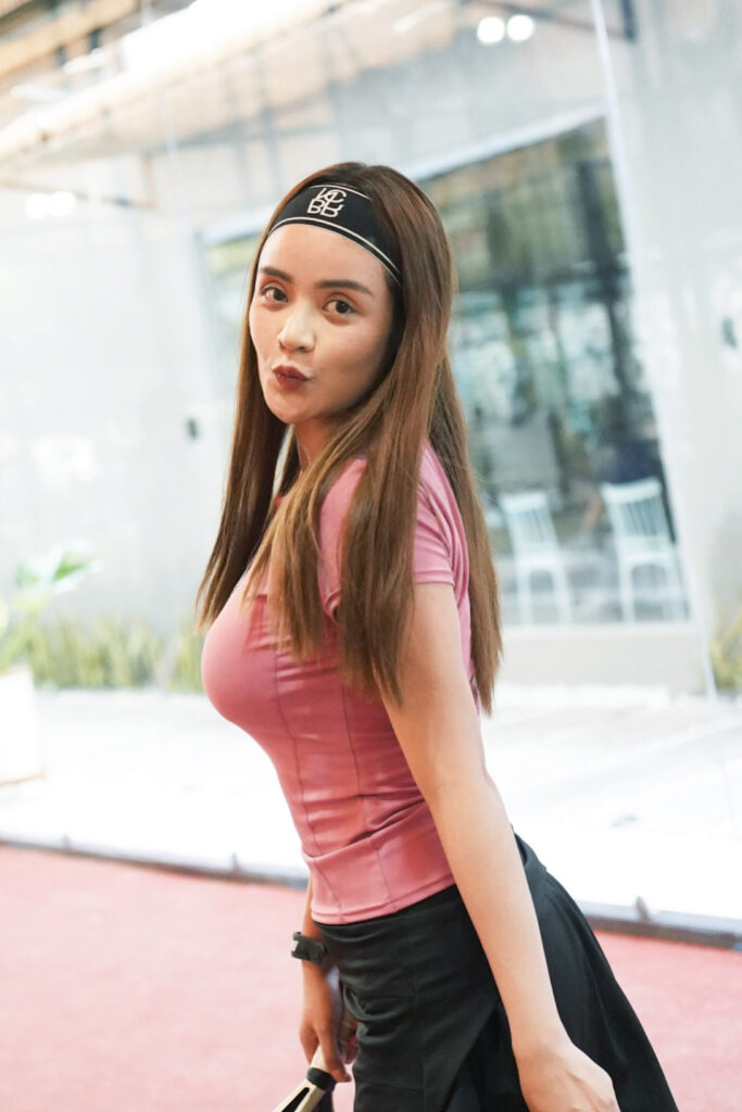 Paha Mulus Seksi Sylvia Genpati Pose manyun