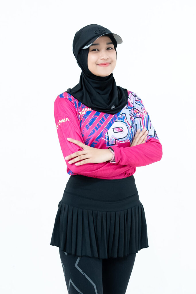 Raryyy Pacer Hiiab Cantik Makassar Pose lipat Tangan