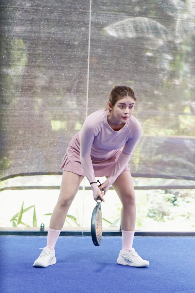 Rok Pink Seksi Sylvia Genpati Padel Pose nungging siap Terima Bola