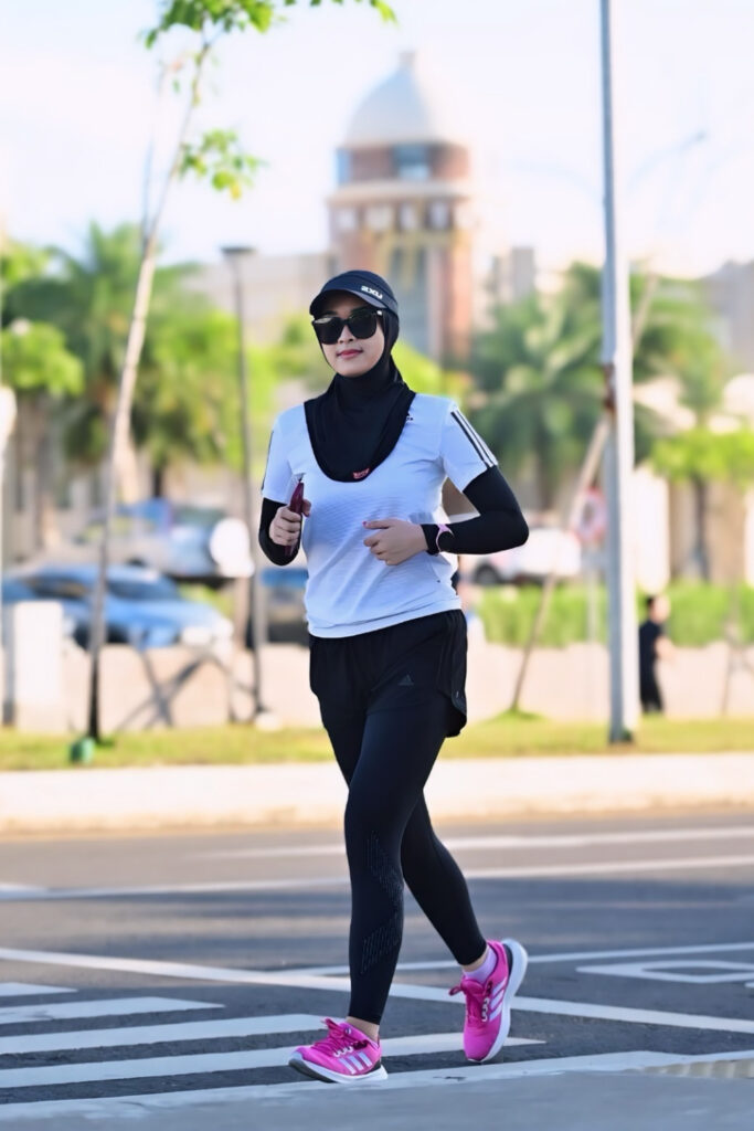 Siti Fatima Tri Selvia aka Rary Selebgram Run Marathon Pacer Makassar Hijab Legging hitam