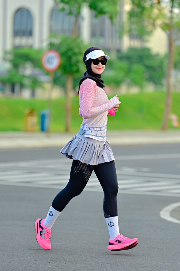 Siti Fatima Tri Selvia aka Rary Selebgram Run Marathon Pacer Makassar Hijab Legging hitam ketat Rok Mini Pink