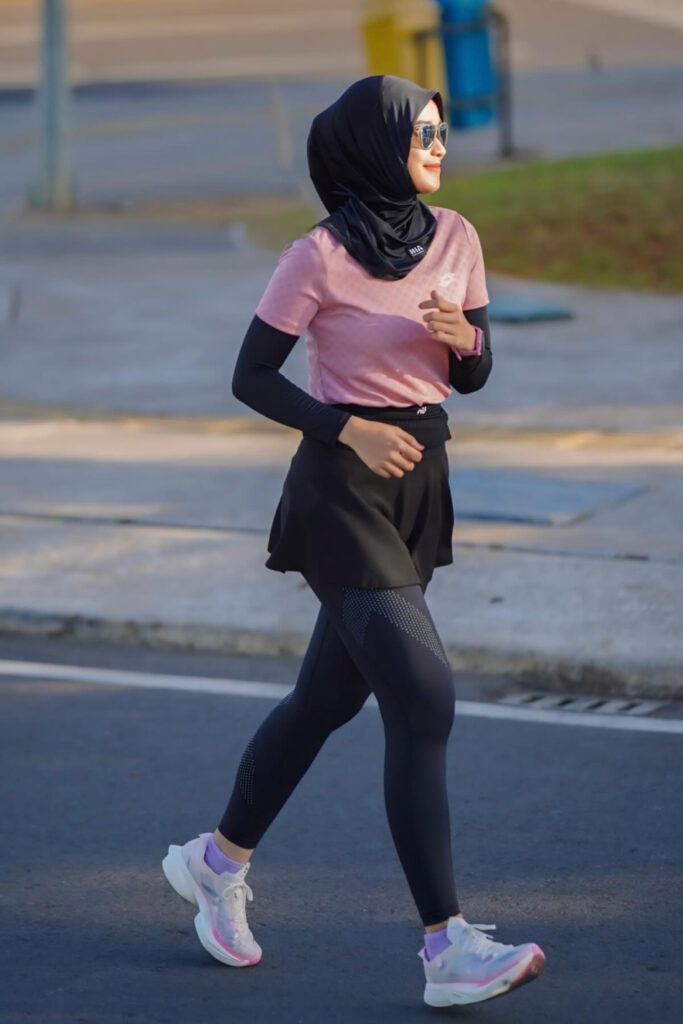 Siti Fatima Tri Selvia aka Rary Selebgram Run Marathon Pacer Makassar Hijab Nike X