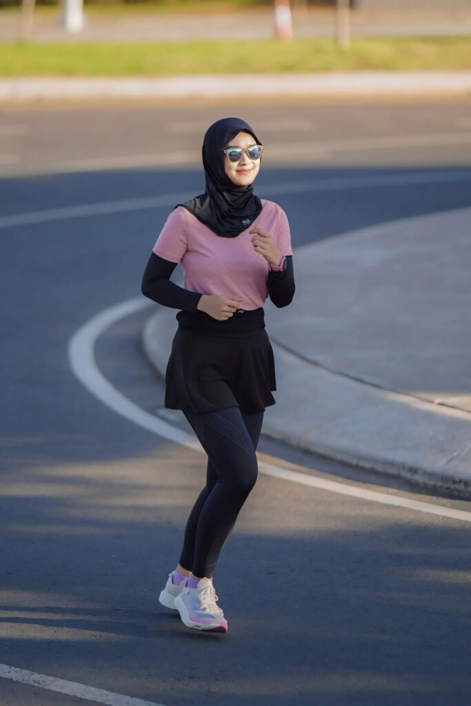Siti Fatima Tri Selvia aka Rary Selebgram Run Marathon Pacer Makassar Hijab Pink
