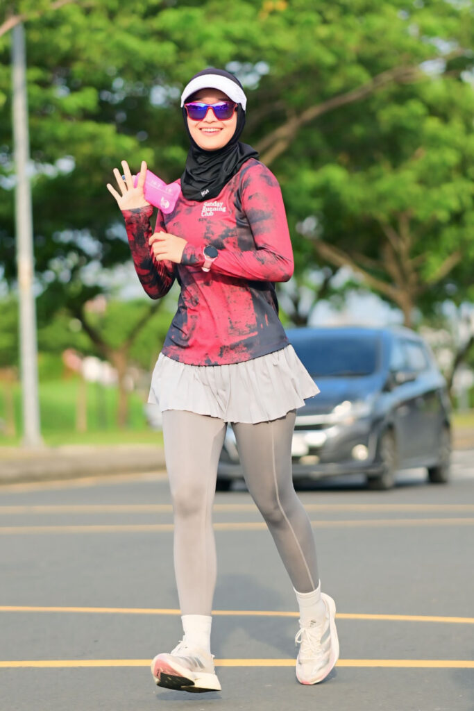 Siti Fatima Tri Selvia aka Rary Selebgram Run Marathon Pacer Makassar Hijab Pose dada lari