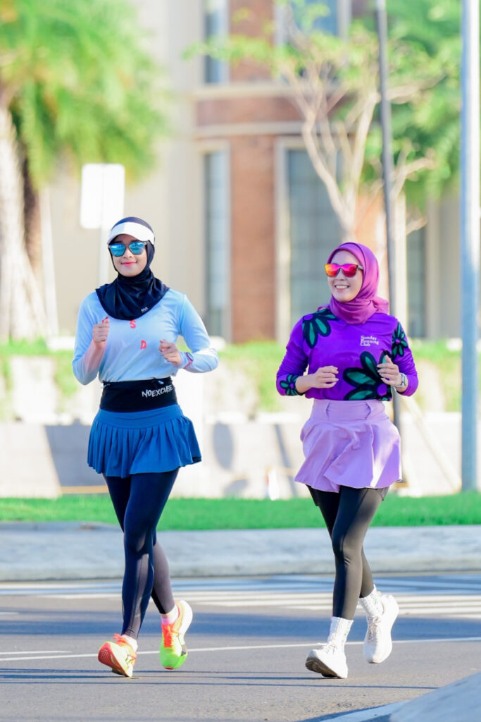 Siti Fatima Tri Selvia aka Rary Selebgram Run Marathon Pacer Makassar Hijab Rok Mini
