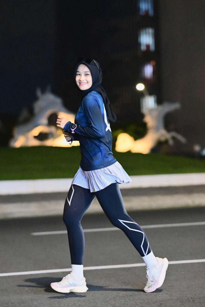 Siti Fatima Tri Selvia aka Rary Selebgram Run Marathon Pacer Makassar Hijab Senyum manis lari malam di CPI