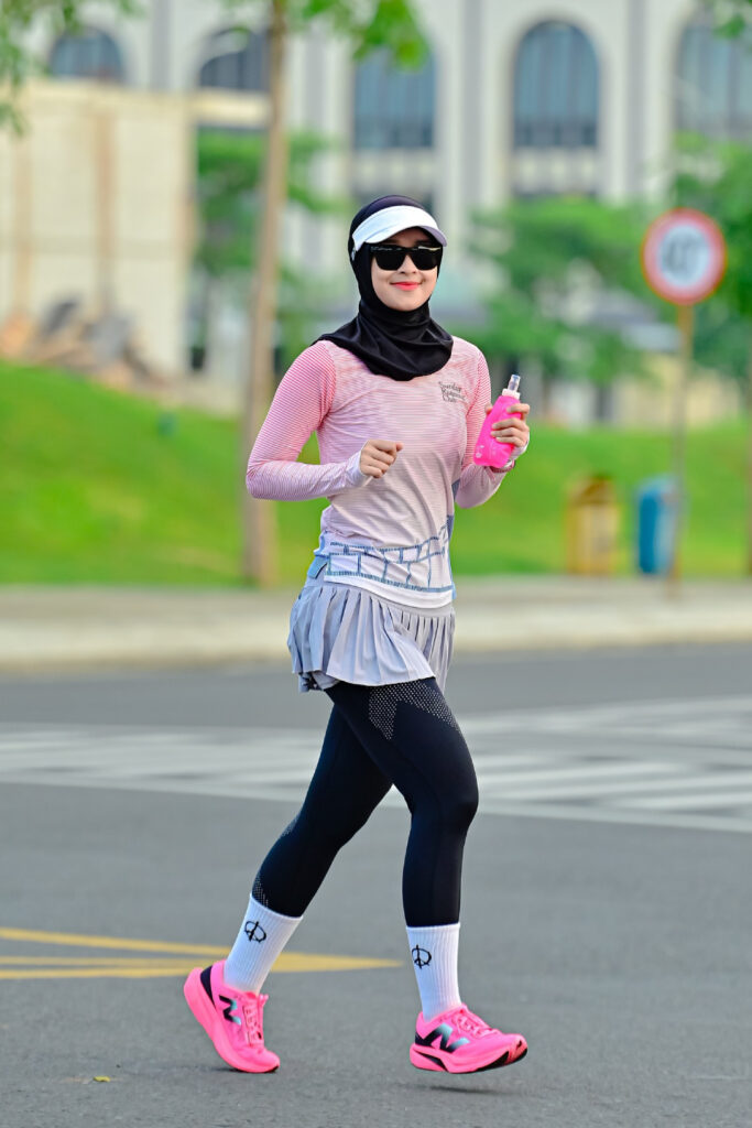 Siti Fatima Tri Selvia aka Rary Selebgram Run Marathon Pacer Makassar Hijab Spoertwear pink seksi