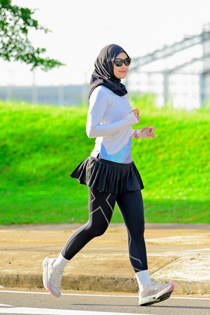 Siti Fatima Tri Selvia aka Rary Selebgram Run Marathon Pacer Makassar Hijab Sport wear
