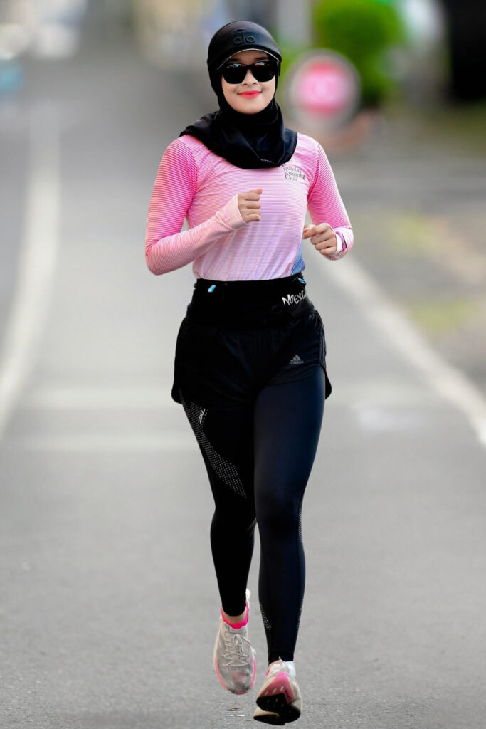Siti Fatima Tri Selvia aka Rary Selebgram Run Marathon Pacer Makassar Hijab hot mom Pink