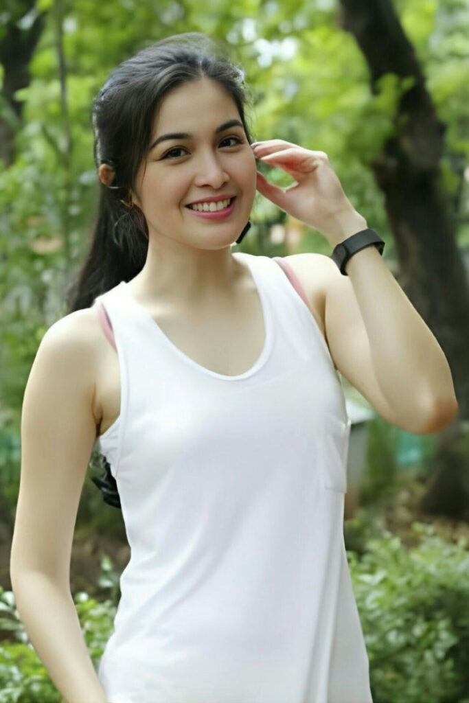 Tanktop Putih Seksi Sandra Dewi Alami Manis cantik