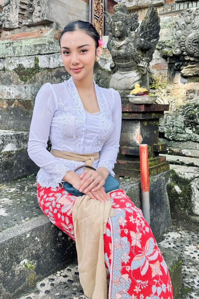 Tatapan Mata Menggoda Kebaya Putih Seksi