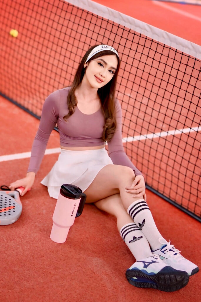 Foto Padel Seksi Intan Saumadina Pose duduk Manis